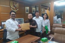 Walhi Bali & Bendesa Adat Intaran Menyerahkan Bukti Penting, Terminal LNG Tak Layak - JPNN.com Bali