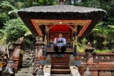 Bule Duduk di Pelinggih Pura Teratai Bang Kebun Raya Minta Maaf, Ini yang Terjadi - JPNN.com Bali