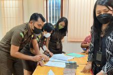 Uang Ratusan Juta Menumpuk di Meja Kejati Bali, 3 Jaksa Sibuk Mencatat, Lihat Tuh - JPNN.com Bali