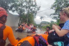 Denpasar dan Kuta Dikepung Banjir, Belasan Bule Dievakuasi, Bikin Cemas - JPNN.com Bali