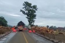 Update Banjir Jembrana: Jembatan Biluk Poh Beroperasi, Jalan Denpasar–Gilimanuk Buka Tutup - JPNN.com Bali