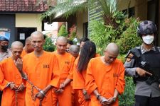 Kepala Digunduli, Tangan & Kaki 14 Tersangka Narkoba di Denpasar Dirantai, Lihat Tuh! - JPNN.com Bali