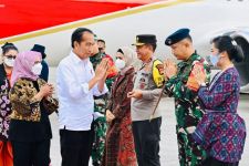 2 Jenderal Sambut Jokowi di Bandara Ngurah Rai, Perhatikan Sikap Perwira TNI Ini - JPNN.com Bali