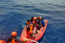 Detik-detik Evakuasi 5 ABK KM Linggar Petak 89 yang Tenggelam di Samudra Hindia, Haru - JPNN.com Bali