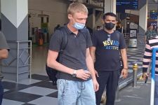 Bule Rusia Diciduk di Bandara Ngurah Rai, Lihat Tuh saat Digelandang Tim Imigrasi - JPNN.com Bali