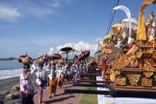 Hari Raya Nyepi Datang, Ribuan Umat Hindu di Bali Gelar Upacara Melasti  - JPNN.com Bali