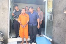 Pria Berbaju Oranye Ini Dikawal Polisi Bersenjata, Aksinya Bikin Bule Australia Syok - JPNN.com Bali