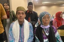 Cerita Aprizal dan Juhrawiyah, Jemaah Calon Haji Termuda & Tertua dari Bali, Penuh Haru - JPNN.com Bali