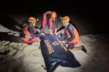 Detik-detik Evakuasi Turis Spanyol Korban Terseret Ombak Pantai Nunggalan Pecatu Bali, Dramatis - JPNN.com Bali