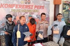 Pria Berbaju Oranye Ini Tertunduk, Polisi Pegang Bukti Potongan Reng - JPNN.com Bali