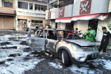 Mobil Grand Livina Pria Denpasar Terbakar di Pusat Perbelanjaan, Ludes Tanpa Sisa - JPNN.com Bali