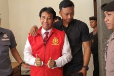 Tangan Rektor Unud Terborgol, Sambil Tersenyum Minta Kasusnya Cepat Selesai - JPNN.com Bali