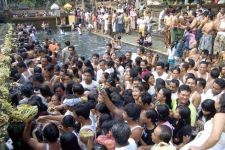 Makna & Arti Banyu Pinaruh Dalam Agama Hindu Minggu (17/12): Momen Menyucikan Diri - JPNN.com Bali