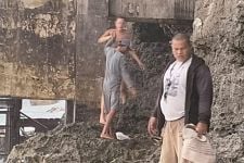 Wisatawan Prancis Terjebak Ombak Pasang di Pantai Impossible Bali, Menegangkan! - JPNN.com Bali