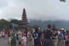 Turis Domestik ke DTW Ulun Danu Beratan Membeludak, Puncak Kunjungan Hari Ini - JPNN.com Bali