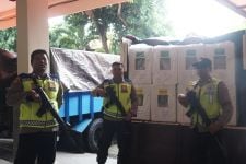Polisi Bersenjata Lengkap Kawal Distribusi Logistik Pemilu 2024, Lihat - JPNN.com Bali