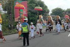 Umat Hindu Mulai Menggelar Ritual Melasti Menjelang Nyepi 2024, Padat Merayap - JPNN.com Bali