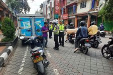 Polisi dan Dishub Denpasar Sisir Jalan Gajah Mada, Incar Kendaraan Salah Parkir - JPNN.com Bali