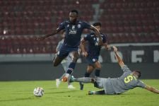 Arema FC Optimistis Keluar dari Zona Degradasi, Seberapa Besar Peluangnya? - JPNN.com Bali