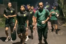 Pemain & Ofisial Persebaya Bayar Nazar Setelah Bungkam Arema FC, Jalan Kaki 1,5 Km - JPNN.com Bali