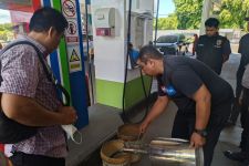 Polisi Bali Gencar Cek Kadar Air BBM di SPBU Menjelang Mudik 2024, Ini Temuannya - JPNN.com Bali