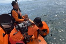 Evakuasi 5 Kru Kapal Ikan Naga Mas Perkasa 58 Menegangkan, Kandas Gegara Arus - JPNN.com Bali