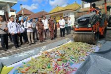 Buldoser Kejari Denpasar Gilas 3 Truk Obat-obatan Ilegal asal Cina - JPNN.com Bali