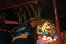 Tim SAR Pagi Buta Evakuasi Kru MV Titan Patah Tulang Kaki di Perairan Bali, Menegangkan - JPNN.com Bali