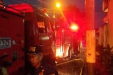 Blar! Mercedes Warga Denpasar Terbakar saat Mesin Dihidupkan, 1 Mobil Ikut Jadi Korban - JPNN.com Bali