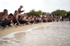 Jaga Ekosistem Perairan, Finnet Melepas 100 Tukik di Pantai Nusa Dua Bali - JPNN.com Bali