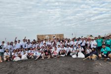 Finna Food Gandeng World Cleanup Day & Komunitas Bersih-bersih Pantai Lembeng Bali - JPNN.com Bali