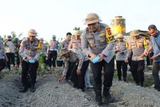 Polisi di Bali Turun Gunung Dukung Program Prabowo, Gencar Tanam Hortikultura - JPNN.com Bali