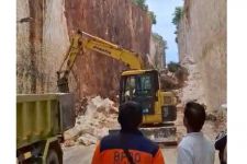 Tebing Pantai Tanah Barak Longsor, Akses Tertutup, BPBD Bali Bergerak - JPNN.com Bali