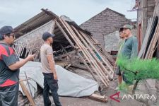 Jembrana Bali Diterjang Angin Kencang, Sebagian Rumah Roboh, Mayoritas Atap Rusak - JPNN.com Bali