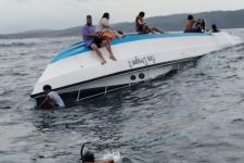 Boat Berpenumpang 11 WNA Terbalik Dihantam Ombak di Perairan Bali, Satu Tewas - JPNN.com Bali