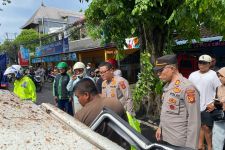 Cuaca Ekstrem Melanda Bali, Pohon Tumbang di Kuta Makan Korban, Satu Tewas - JPNN.com Bali