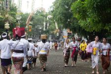 Antara Pura, Penjor & Perahu: Harmoni Spiritual di Pulau Serangan yang tak Lekang Zaman - JPNN.com Bali