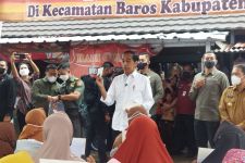 Di Banten, Jokowi Bagi-Bagi Duit, Ada Pria Gagah di Belakangnya - JPNN.com Banten
