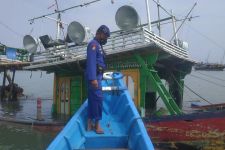 Kapal Nelayan Tenggelam di Pulau Umang Pandeglang - JPNN.com Banten