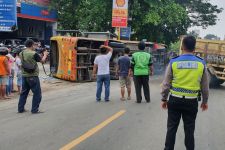 Sopir Kaget Ada Sesuatu, Brakk! Bus Berpenumpang Kecelakaan - JPNN.com Banten