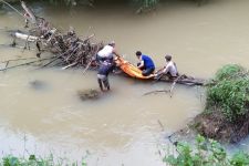 Warga Melihat Biawak Makan Sesuatu di Tengah Sungai, Hiiii - JPNN.com Banten