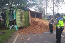 Sopir Mengantuk, Truk Terguling di Tangerang - JPNN.com Banten