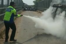 Angkot Terbakar di Jembatan Tol Serang-Panimbang - JPNN.com Banten