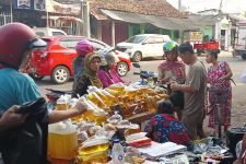 Beli Minyak Goreng Pakai PeduliLindungi, Mak-Mak: Ribet, Pusing - JPNN.com Banten
