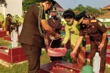 Jelang HUT Adhyaksa, Jaksa di Banten Menggelar Ziarah ke Makam Pahlawan - JPNN.com Banten