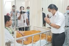 Pj Gubernur Banten Jenguk Korban Kecelakaan Odong-Odong Maut - JPNN.com Banten