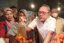 Pagi-Pagi Mendag Zulkifli Hasan ke Pasar Rau Serang, Lihat Tuh yang Dipegang - JPNN.com Banten