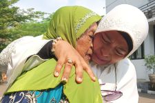 Tangisan Nenek Itu Jatuh di Pelukan Jemaah Haji Kota Serang - JPNN.com Banten