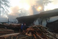 Kebakaran di Serang, Pabrik Kayu Hangus, Penyebabnya Karena Ini - JPNN.com Banten