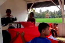 Warga Serang Menjahit Bendera Merah Putih, Panjangnya Puluhan Meter  - JPNN.com Banten